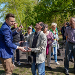 Rozdawanie drzewek owocowych w Sadzie edukacyjnym w Parku Antoniuk