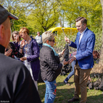 Rozdawanie drzewek owocowych w Sadzie edukacyjnym w Parku Antoniuk