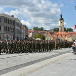 Żołnierze i mieszkańcy w trakcie uroczystości 