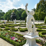 Kwiaty i rzeźby w ogrodzie Pałacu Branickich