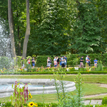 Fontanna, kwiaty i rzeźby w ogrodzie Pałacu Branickich