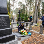 Prezydent składa kwiaty  przed grobem Barbary 
Nowakowskiej