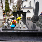 Znicze na grobie Antoniego Piotra Lussy