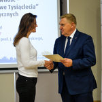 Prezydent wręcza list kobiecie