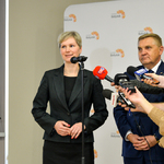 Kobieta wypowiada się do mikrofonu