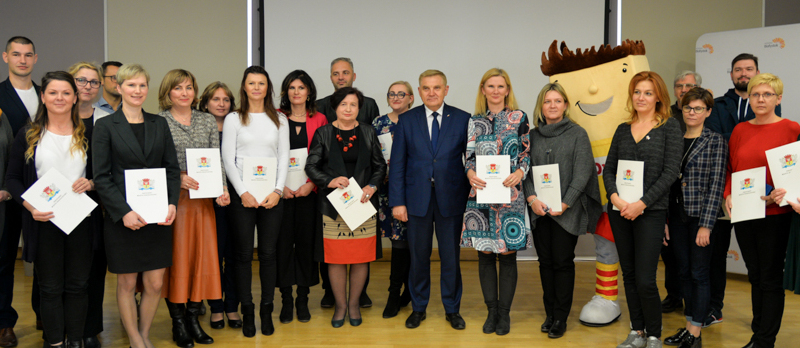 Grupowe zdjęcie prezydenta z wnioskodawcami projektów do Budżetu Obywatelskiego 2020