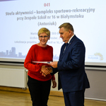 Prezydent wręcza list kobiecie