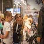 Dzieci zwiedzają muzeum wojska
