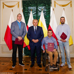 Grupowe zdjęcie prezydenta Białegostoku z nagrodzonymi sportowcami