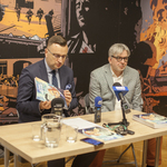 Konferencja prasowa w Muzeum Wojska w Białymstoku dotycząca pamięci Ryszarda Kaczorowskiego