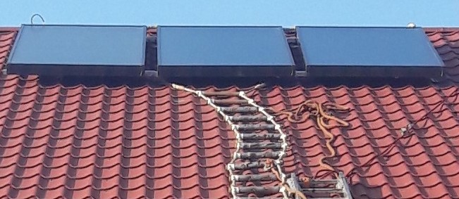 Kolektory słoneczne na dachu budynku