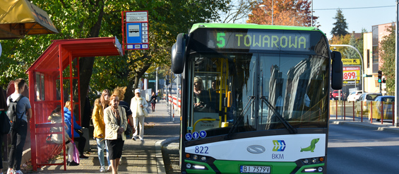 Autobus podjeżdżający na przystanek