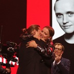 Joanna Kulig wręcza nagrodę Bartoszowi Bielenia