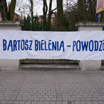 Baner Bartosz Bielenia Powodzenia na ogrodzeniu szkoły