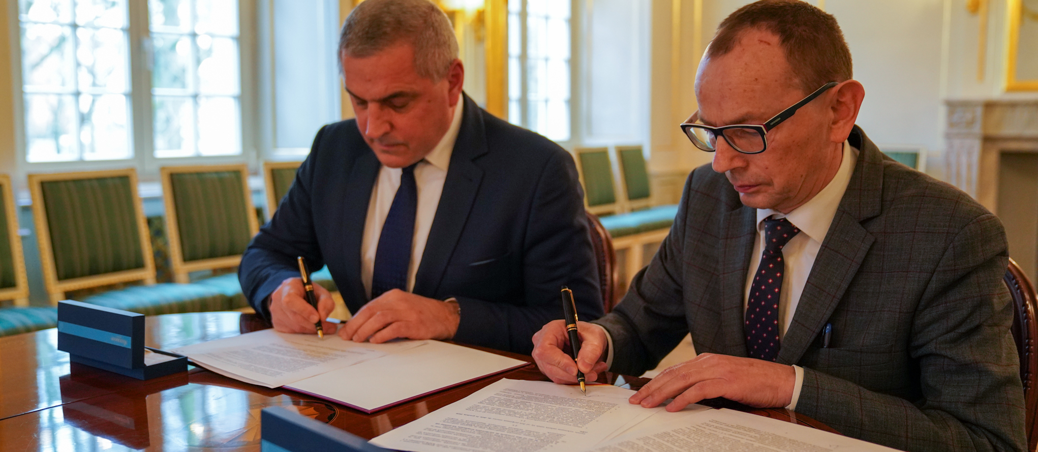 Zastępca prezydenta Zbigniew NIkitorowicz i dyrektor pogotowia ratunkowego podpisują umowę