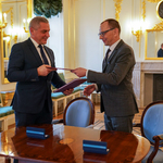 Zastępca prezydenta Zbigniew NIkitorowicz i dyrektor pogotowia ratunkowego podpisują umowę