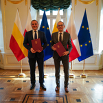 Zastępca prezydenta Zbigniew NIkitorowicz i dyrektor pogotowia ratunkowego podpisują umowę
