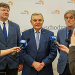 Prezydent Białegostoku w towarzystwie 2 ekspertów przemawia do dziennikarzy