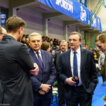 Prezydent Tadeusz Truskolaski rozmawia z innymi gośćmi mistrzostw