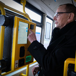 Zastępca prezydenta Zbigniew Nikitorowicz obsługujący biletomat
