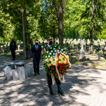 Zastępca prezydenta Przemysław Tuchliński składa kwiaty pod pomnikiem na cmentarzu wojskowym