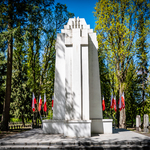 Zastępca prezydenta Przemysław Tuchliński składa kwiaty pod pomnikiem na cmentarzu wojskowym