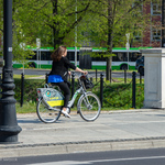 Kobieta jedzie rowerem miejskim