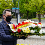 Zastępca prezydenta Przemysław Tuchliński składa kwiaty