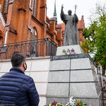 Zastępca prezydenta Przemysław Tuchliński składa kwiaty pod pomnikiem Jana Pawła II