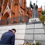 Zastępca prezydenta Przemysław Tuchliński składa kwiaty po pomnikiem Jana Pawła II