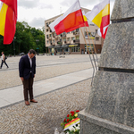 Zastępca prezydenta Białegostoku Przemysław Tuchliński składa kwiaty pod pomnikiem Papieża Jana Pawła II