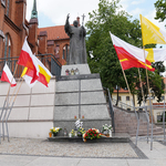 Zastępca prezydenta Białegostoku Przemysław Tuchliński składa kwiaty pod pomnikiem Papieża Jana Pawła II
