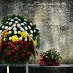 Kwiaty złożone przy pomniku w Grabówce