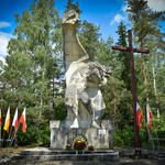 Kwiaty złożone przy pomniku w Grabówce
