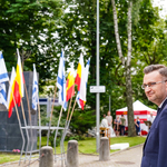 Zastępca prezydenta Rafał Rudnicki składa kwiaty