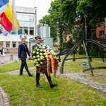 Zastępca prezydenta Rafał Rudnicki składa kwiaty