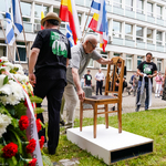 Ustawienie krzesła przy pomniku
