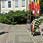 Zastępca prezydenta Przemysław Tuchliński składa kwiaty