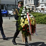 Przewodniczący Rady Miasta Łukasz Prokorym składa kwiaty