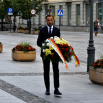 Dyrektor Jacek Brzozowski składa kwiaty