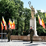 Asysta wojska pod pomnikiem 42. Pułku Piechoty podczas Obchodów Święta Pułkowego