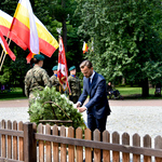 Dyrektor Jacek Brzozowski składa wieniec pod Pomnikiem 42. Pułku Piechoty