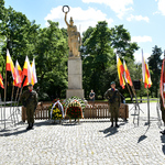 Wojskowa asysta honorowa wraz z pocztem sztandarowym przy pomniku
