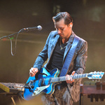 Wokalista Krzysztof Zalewski grający na gitarze elektrycznej