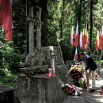 Dyrektor Jacek Brzozowski składa kwiaty pod pomnikiem upamiętniającym miejsce hitlerowskich masowych mordów w Lesie Bacieczki