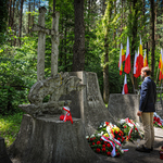 Złożone kwiaty pod pomnikiem upamiętniającym miejsce hitlerowskich masowych mordów w Lesie Bacieczki