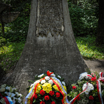Złożone kwiaty pod pomnikiem  od Prezydenta Miasta Białegostoku Tadeusza Truskolaskiego