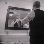 Ujęcie z filmu mężczyzna przed lustrem