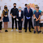 Wspólne zdjęcie Prezydenta Tadeusza Truskolaskiego z zwycięzcami konkursu