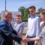 Prezydent Tadeusz Truskolaski wręcza nagrody studentom